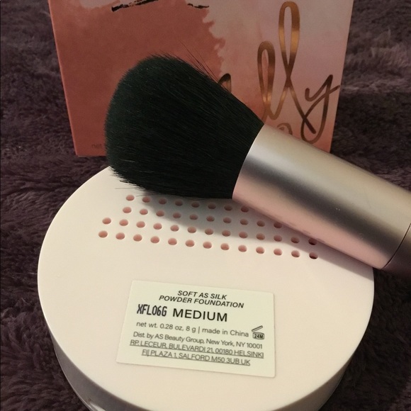 NWT Mally Soft As Silk Powder Foundation & Mally Application Brush - Picture 5 of 8